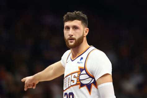 Write informative laconic excerpt under 30 words in mexican spanish for news below. Do not wrap it into quotation marks or html tags. Jusuf Nurkic, jugador de baloncesto, pasa de los Portland Trail Blazers a los Phoenix Suns como parte de un intercambio de jugadores. Nurkic cerró la temporada 2022-23 como el jugador número 123, promediando 13.3 puntos, 9.1 rebotes, 2.9 asistencias, 0.8 robos y 0.8 bloqueos. El valor fantasy de Nurkic podría verse afectado con el cambio de equipo, pero se espera que comience la temporada como el centro titular de los Suns.,Jusuf Nurkic traspasado de los Blazers a los Suns. Esperanzas en su posición de pivote en Phoenix a pesar de cambio de equipo.