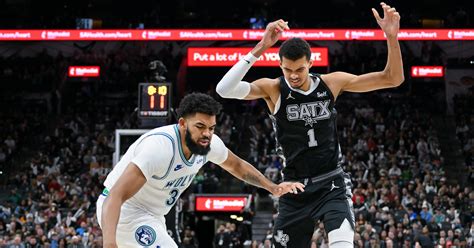 Write informative laconic excerpt under 30 words in mexican spanish for news below. Do not wrap it into quotation marks or html tags. El jugador de baloncesto Karl-Anthony Towns ha experimentado una disminución en su producción en las últimas temporadas, principalmente debido a lesiones y la adquisición de Rudy Gobert por parte de los Timberwolves. Towns ha tenido problemas para mantenerse saludable, jugando 50 o menos juegos en tres de las últimas cuatro temporadas. A pesar de sus lesiones, Towns sigue siendo uno de los mejores centros en fantasy, gracias a su capacidad para anotar desde más allá del arco y su eficiencia en la cancha.,Karl-Anthony Towns, centro de los Timberwolves, enfrenta declive de producción por lesiones y competencia de Rudy Gobert, aunque mantiene relevancia en fantasy por su habilidad ofensiva.