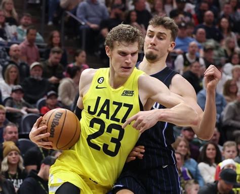 Write informative laconic excerpt under 30 words in mexican spanish for news below. Do not wrap it into quotation marks or html tags. Lauri Markkanen sobresale en la temporada 2022-2023 de la NBA, culminando como el jugador número 23 en formato estándar y ganando el premio al Jugador más Mejorado. A pesar de estar en un equipo en reconstrucción, Markkanen promedia 25.6 puntos, 8.6 rebotes, 1.9 asistencias y 3.0 triples por partido, con una excelente efectividad de tiros de campo y tiros libres. Su rendimiento en los Utah Jazz muestra promesa para la próxima temporada, aunque la adición de nuevos talentos podría afectar su desempeño.,Lauri Markkanen destaca en la NBA 2022-2023, siendo el jugador 23 y ganando el premio al Jugador más Mejorado con 25.6 puntos de promedio.