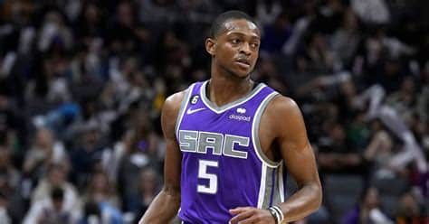 Write informative laconic excerpt under 30 words in mexican spanish for news below. Do not wrap it into quotation marks or html tags. De'Aaron Fox de los Sacramento Kings tuvo una excelente temporada pasada, promediando 25.0 puntos, 4.2 rebotes y 6.1 asistencias por juego. A pesar de sus logros individuales, los Kings no tuvieron un desempeño destacado como equipo y no lograron clasificar a los playoffs. Se espera que Fox continúe siendo la pieza central del equipo y que siga mejorando en áreas como el porcentaje de tiros libres y el porcentaje de tiros de tres puntos.,De'Aaron Fox brilló en los Kings, pero el equipo no llegó a playoffs. Se espera que siga liderando y mejorando en tiros libres y triples.