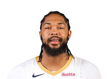 Write informative laconic excerpt under 30 words in mexican spanish for news below. Do not wrap it into quotation marks or html tags. Brandon Ingram, jugador de los Pelicans de Nueva Orleans, ha mejorado su rendimiento en cada temporada desde que fue seleccionado en el draft. Ingram promedió 24.7 puntos, 5.5 rebotes, 5.8 asistencias y tuvo un porcentaje de tiros libres del 88.2% en la temporada pasada. A pesar de sus lesiones y el regreso de Zion Williamson, Ingram sigue siendo una opción valiosa en fantasy y se espera que continúe teniendo un buen rendimiento en la próxima temporada de la NBA.,Brandon Ingram de los Pelicans ha mostrado un crecimiento constante desde su llegada a la NBA. A pesar de lesiones, mantiene un alto nivel de juego.