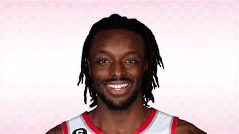 Write informative laconic excerpt under 30 words in mexican spanish for news below. Do not wrap it into quotation marks or html tags. Jerami Grant ha sido firmado por los Trail Blazers después de su exitosa temporada en Portland, promediando 20.5 puntos, 4.5 rebotes y 2.3 triples por juego - Fuente: Datos estadísticos Grant podría tener un papel ofensivo más prominente en los Trail Blazers debido a la partida de Damian Lillard - Fuente: Análisis de expertos Grant ha mostrado su capacidad para anotar y su eficiencia en temporadas anteriores, lo que lo convierte en un objetivo sólido de media ronda en la mayoría de los formatos de fantasía - Fuente: Análisis de expertos ,Jerami Grant, prometedor fichaje de los Trail Blazers tras brillar en Portland. Potencial ofensivo en ausencia de Damian Lillard. Atractivo en ligas de fantasía.