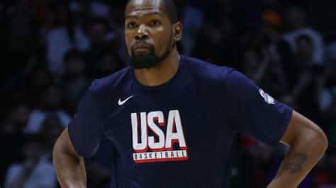 Write informative laconic excerpt under 30 words in mexican spanish for news below. Do not wrap it into quotation marks or html tags. Kevin Durant ha tenido constantes problemas de lesiones, lo cual ha afectado su rendimiento en los juegos de fantasía. Ha jugado 35 partidos en la temporada 2020-21, 55 partidos en la temporada 2021-22 y 47 partidos en la última temporada. En enero, sufrió un esguince en el MCL con los Nets, lo que lo obligó a estar fuera de juego hasta su debut con los Suns el 1 de marzo. Luego, sufrió una lesión en el tobillo durante el calentamiento previo al juego en marzo, lo que lo mantuvo fuera de juego durante tres semanas. A pesar de las lesiones, Durant ha promediado impresionantes números de 29.1 puntos, 6.7 rebotes, 5.0 asistencias y 1.4 bloqueos en 35.6 minutos por juego. Aún así, su historial de lesiones es una preocupación para los gerentes de equipos de fantasia.,Kevin Durant, estrella con lesiones recurrentes, afecta los juegos de fantasía. Promedio sólido, pero historial lesiones preocupa a gerentes de equipo de fantasía.