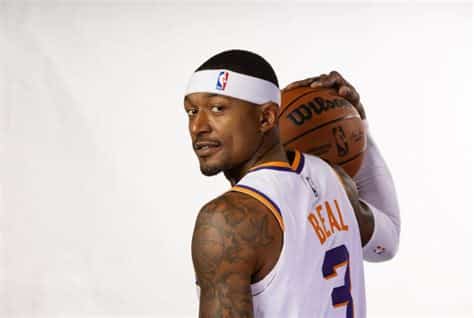 Write informative laconic excerpt under 30 words in mexican spanish for news below. Do not wrap it into quotation marks or html tags. Bradley Beal, escolta de los Washington Wizards, firmó un contrato de cinco años y $127 millones durante la temporada baja. Beal ha promediado 17.4 puntos por partido en su carrera, pero su historial de lesiones plantea preocupaciones sobre su valor de fantasía. Beal se espera que sea el base titular de los Phoenix Suns. Como base en un equipo con jugadores ofensivos como Kevin Durant y Devin Booker, se espera que Beal mejore su número de asistencias y eficiencia. Sin embargo, su historial de lesiones es una preocupación.,El escolta Bradley Beal firma un contrato millonario con los Wizards, pero preocupan las lesiones. Se espera se destaque como base en los Suns.