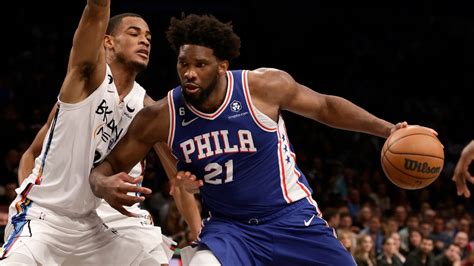 Write informative laconic excerpt under 30 words in mexican spanish for news below. Do not wrap it into quotation marks or html tags. Joel Embiid, jugador de los 76ers de Philadelphia, lideró la NBA en puntos por partido (33.1) en la temporada 2022-23 y fue el segundo jugador con mayor valor fantasy per game. Embiid jugó 68 partidos en la temporada 2021-22, siendo su mejor marca en su carrera, y se espera que sea nuevamente la principal opción ofensiva del equipo y candidato al MVP. A pesar de su historial de lesiones, Embiid ha logrado mantenerse relativamente saludable en las últimas temporadas, lo que lo convierte en una selección valiosa en las primeras rondas del draft fantasy de la NBA.,Joel Embiid lidera la NBA en puntos, valioso en fantasy y candidato al MVP. Su historial de lesiones se ha mejorado. Valiosa opción en el draft de la NBA.