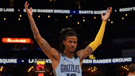 Write informative laconic excerpt under 30 words in mexican spanish for news below. Do not wrap it into quotation marks or html tags. Ja Morant recibió una suspensión de 25 juegos por la NBA después de mostrar un arma en Instagram Live durante la temporada baja. (Fuente: Desconocido) El base de los Grizzlies de Memphis, Ja Morant, se perdió gran parte de la temporada pasada debido a una suspensión de 9 juegos y una lesión en la muñeca durante los playoffs. (Fuente: Desconocido),Ja Morant, base de los Grizzlies, sancionado con 25 juegos por mostrar un arma en Instagram Live. También se perdió juegos pasados por lesiones y sanciones previas.