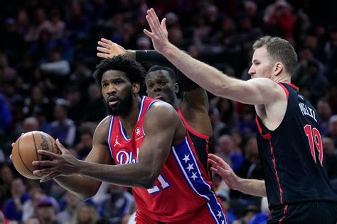 Write informative laconic excerpt under 30 words in mexican spanish for news below. Do not wrap it into quotation marks or html tags. Joel Embiid, estrella de los 76ers, lideró la NBA en puntos por partido (33.1) la temporada pasada y fue segundo en el valor de fantasía total. A pesar de sus problemas de lesiones, Embiid jugó 68 partidos en 2021-22 y 66 partidos la temporada anterior, siendo los dos mejores registros de su carrera. Para la próxima temporada, Embiid será nuevamente la opción número uno de Filadelfia y candidato al MVP, especialmente si James Harden no juega debido a una posible demanda de intercambio.,Joel Embiid lideró la NBA en puntos por partido, enfrentando desafíos de lesiones pero manteniendo un alto rendimiento. Se proyecta como candidato al MVP.