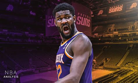 Write informative laconic excerpt under 30 words in mexican spanish for news below. Do not wrap it into quotation marks or html tags. Deandre Ayton promedió 18.0 puntos y 10.0 rebotes en la temporada 2022-23, marcando su quinta temporada consecutiva promediando un doble-doble. Sin embargo, sus promedios de rebotes y rebotes ofensivos marcaron nuevos mínimos en su carrera. A pesar de sus números sólidos, Ayton fue cambiado a los Trail Blazers en un intercambio que involucró a Jusuf Nurkić y Damian Lillard. Los Blazers planean utilizar a Ayton como su centro titular y esperan que pueda proporcionar un mayor aporte ofensivo en la ausencia de Kevin Durant y Devin Booker.,Deandre Ayton promedió 18.0 puntos y 10.0 rebotes en la temporada 2022-23, marcando su quinta temporada consecutiva promediando un doble-doble. Fue cambiado a los Blazers por Nurkić y Lillard.