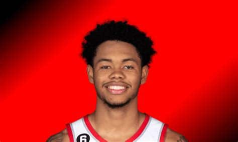 Write informative laconic excerpt under 30 words in mexican spanish for news below. Do not wrap it into quotation marks or html tags. El jugador Anfernee Simons de los Trail Blazers ha puesto números récord en todas las categorías durante la temporada 2022-23, promediando 21.1 puntos por juego, 4.1 asistencias, 0.7 robos y 3.4 triples por partido. Sin embargo, todavía no ha alcanzado el estatus de élite. Simons pasó de ser suplente a titular a mitad de la temporada 2021-22 y aprovechó la oportunidad, promediando 23.4 puntos, 5.8 asistencias y 2.7 rebotes en 35.5 minutos por juego antes de una lesión en la rodilla que terminó prematuramente su temporada. A pesar de las mejoras en su juego, hay incertidumbre sobre el valor de Simons en fantasía debido a la llegada de nuevos jugadores y cambios en el equipo de los Trail Blazers. Fuente de información: Artículo informativo sobre Anfernee Simons en RotoWire.,Anfernee Simons, prometedor jugador de los Trail Blazers, destaca con números sólidos en la temporada 2022-23, pero aún busca consolidarse como una estrella de la NBA. (Fuente: RotoWire) 🏀