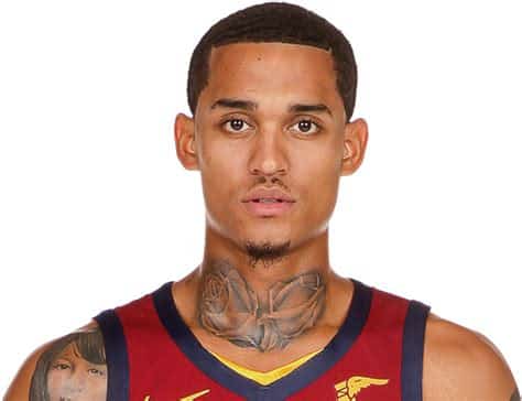 Write informative laconic excerpt under 30 words in mexican spanish for news below. Do not wrap it into quotation marks or html tags. Jordan Clarkson, jugador de los Jazz de Utah, tuvo una sólida temporada pasada, promediando 20.8 puntos por partido y 4.4 asistencias en 61 juegos. A pesar de terminar fuera del top 150 en las ligas de fantasía, Clarkson demostró ser un jugador valioso y se espera que mantenga un papel importante en los Jazz esta temporada. Los Jazz están buscando regresar a los playoffs y Clarkson podría jugar más de 30 minutos por noche, siendo una fuente confiable de puntos y triples, aunque su falta de contribución en otras categorías limita su valor general.,Jordan Clarkson, de los Jazz de Utah, destaca por su rendimiento en puntos y asistencias. Es vital para el equipo en busca de playoffs.