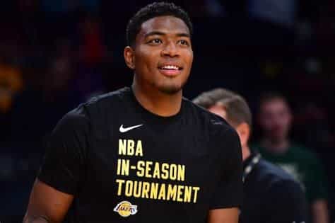 Write informative laconic excerpt under 30 words in mexican spanish for news below. Do not wrap it into quotation marks or html tags. Rui Hachimura, jugador de baloncesto, fue transferido de los Washington Wizards a Los Angeles Lakers en enero de este año. Hachimura tuvo una actuación destacada en los playoffs de los Lakers, promediando 29 puntos por partido y mostrando un excelente tiro externo con un 48,7% de efectividad en triples. El jugador firmó un contrato de tres años y 51 millones de dólares con los Lakers, demostrando que su rendimiento en los playoffs fue clave para la decisión del equipo de mantenerlo en su plantilla.,Rui Hachimura firma con los Lakers tras destacar en los playoffs con efectividad en triples del 48,7% y promedio de 29 puntos por partido.