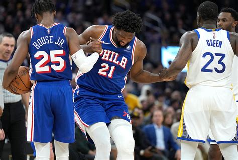 Write informative laconic excerpt under 30 words in mexican spanish for news below. Do not wrap it into quotation marks or html tags. Joel Embiid, jugador de baloncesto de los 76ers de Filadelfia, se espera que sea la principal opción de su equipo en la próxima temporada de la NBA. Embiid lideró la liga en puntos por partido la temporada pasada y también se desempeñó como un buen jugador defensivo. A pesar de su historial de lesiones, se espera que Embiid sea un fuerte candidato al premio de MVP y sea una selección de primera ronda en las ligas de fantasía de baloncesto.,Joel Embiid, estrella de los 76ers, es la principal carta de Filadelfia para la NBA. Líder en puntos y defensa, pese a lesiones, apuntan alto con él.