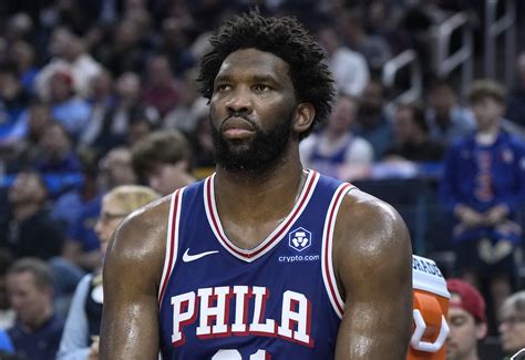 Write informative laconic excerpt under 30 words in mexican spanish for news below. Do not wrap it into quotation marks or html tags. Joel Embiid, jugador de baloncesto de los 76ers de Filadelfia, ha sido nombrado el Jugador Más Valioso (MVP) de la NBA 2022-23. Embiid lideró la liga en puntos por partido (33.1) y tuvo promedios de 10.2 rebotes, 4.2 asistencias, 1.7 bloqueos y 1.0 robos por partido. A pesar de su historial de lesiones, Embiid jugó 68 partidos en la temporada 2021-22 y 66 partidos la temporada anterior, siendo sus mejores marcas en cuanto a salud.,Embiid, de los 76ers, MVP de la NBA 2022-23 con impresionantes estadísticas y buena salud.