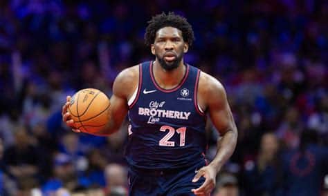 Write informative laconic excerpt under 30 words in mexican spanish for news below. Do not wrap it into quotation marks or html tags. Joel Embiid, jugador de los 76ers, lideró la NBA en puntos por juego la temporada pasada y fue el segundo jugador más valioso en fantasía. Embiid ha enfrentado problemas de lesiones en el pasado, pero jugó 68 partidos la temporada pasada, su mejor marca en su carrera. Se espera que Embiid sea una vez más la primera opción ofensiva de los 76ers y candidato al premio de MVP de la NBA esta temporada.,Joel Embiid, líder de puntos en la NBA, es la principal esperanza de los 76ers, a pesar de sus lesiones pasadas. Posible MVP esta temporada.