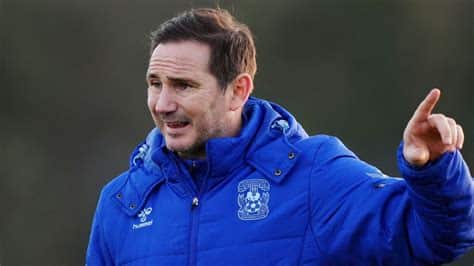 Write informative laconic excerpt under 30 words in mexican spanish for news below. Do not wrap it into quotation marks or html tags. Nov 29, 2024, 06:51 AM ETFrank Lampard was confirmed as Coventry manager on Thursday. Bradley Collyer/PA Images via Getty ImagesNewly appointed Coventry City manager Frank Lampard said he was ready to prove the doubters wrong after joining the Championship side on Thursday, his first managerial job since a interim spell at Chelsea he described as "babysitting."Lampard, who managed Chelsea from 2019-2021 and Everton from 2022-2023, faced criticism when her returned to Stamford Bridge for a short spell as caretaker manager last year when the London club won one and lost eight of their 11 matches under him."When I rejoined Chelsea I went into a job that was a bit of babysitting from me, in terms of going in to tide them over for seven weeks," the former England midfielder told reporters."And I learned a lot, not in terms of coaching because it was not a coaching job but a holding the baby job while the transition was happening. I learned if you don&apos;t get the environment right then it&apos;s very difficult to succeed."Lampard said he believed former players who become managers sometimes face harsher criticism but the 46-year-old was up for the challenge."I am driven, I like to prove people wrong. I did it in my playing career a lot. As a manager you know you are going to have to prove someone wrong, it doesn&apos;t matter if it&apos;s me or Pep Guardiola," he said."We have to live in a world of the spotlight when you are a head coach, but if you don&apos;t want that then don&apos;t sign up for it."Coventry are 17th in England&apos;s second tier with four wins in 17 matches. Lampard&apos;s first game in charge will be against Cardiff City on Saturday. ,Frank Lampard fue confirmado como entrenador del Coventry City el jueves, listo para probar a los críticos. Primer trabajo de gestión desde su breve paso por el Chelsea.