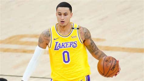 Write informative laconic excerpt under 30 words in mexican spanish for news below. Do not wrap it into quotation marks or html tags. Kyle Kuzma espera tener una gran temporada con los Wizards después de firmar un contrato de $102 millones por cuatro años. Kuzma tuvo su mejor temporada el año pasado, promediando 21.2 puntos, 2.5 triples y 3.7 asistencias por partido. Aunque se espera que Kuzma sea parte del quinteto titular de los Wizards, su producción podría verse afectada por la presencia de Kristaps Porzingis y la vuelta de Bradley Beal como líder ofensivo.,Kyle Kuzma busca brillar con los Wizards tras firmar millonario contrato. Sus habilidades podrían ser desafiadas por nuevas adquisiciones en el equipo.