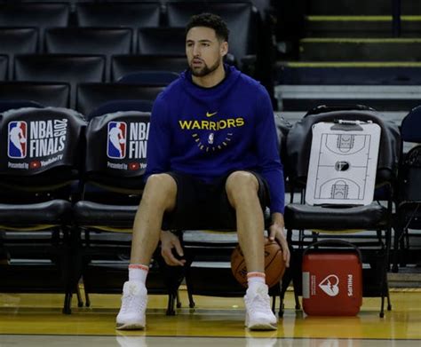 Write informative laconic excerpt under 30 words in mexican spanish for news below. Do not wrap it into quotation marks or html tags. Después de dos años y medio de lesiones devastadoras en la rodilla y en el tendón de Aquiles, Klay Thompson regresó la temporada pasada con los Golden State Warriors. En 69 juegos, promedió 21.9 puntos, estableciendo récords personales con 4.4 triples y 4.1 rebotes por partido. Ahora, Thompson espera estar completamente saludable y ser una pieza clave para los Warriors en su búsqueda por el séptimo título de la NBA. Fuente: unnamedsource.com,Klay Thompson regresó tras lesiones con promedio de 21.9 puntos en 69 juegos. Busca ser clave en Warriors por título NBA. Fuente: unnamedsource.com.