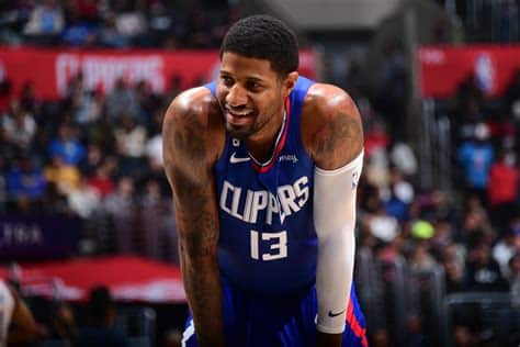 Write informative laconic excerpt under 30 words in mexican spanish for news below. Do not wrap it into quotation marks or html tags. Paul George de Los Angeles Clippers ha tenido problemas de lesiones en las últimas temporadas. Su temporada pasada fue interrumpida por una lesión en la rodilla y se perdió la postemporada. <li-Se espera que George esté listo para el inicio de la próxima temporada de la NBA.,Paul George de los Clippers tuvo lesiones en temporadas. Se perdió la postemporada 20-21, pero se espera esté listo para la próxima temporada de la NBA.