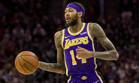 Write informative laconic excerpt under 30 words in mexican spanish for news below. Do not wrap it into quotation marks or html tags. Brandon Ingram ha experimentado un aumento constante en su promedio de puntos por partido desde que fue seleccionado en la NBA. La temporada pasada, Ingram promedió 24.7 puntos, 5.5 rebotes y 5.8 asistencias por partido con un 48.4% de efectividad en tiros de campo. Aunque ha demostrado habilidades ofensivas, Ingram ha tenido una falta de estadísticas defensivas, lo que ha afectado su valor en el fantasy basketball.,Brandon Ingram, estrella de la NBA con habilidades ofensivas destacadas y promedio de puntos de 24.7, busca mejorar en estadísticas defensivas para fantasy basketball.