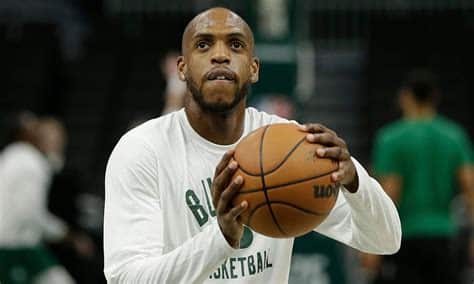 Write informative laconic excerpt under 30 words in mexican spanish for news below. Do not wrap it into quotation marks or html tags. El jugador de baloncesto Khris Middleton se sometió a una cirugía de rodilla después de la derrota de los Milwaukee Bucks en los playoffs de la NBA 2022-23. Se espera que esté listo para el inicio de la próxima temporada.Middleton tuvo una temporada difícil en 2022-23, jugando solo 33 partidos debido a lesiones y viendo una disminución en sus estadísticas. Sin embargo, ha sido uno de los jugadores más consistentes de la NBA en los últimos años, promediando cerca de 18.5 puntos, 5.1 rebotes, 4.5 asistencias y 1.2 robos por partido desde la temporada 2016-17.El regreso de Middleton a su carga de minutos habitual y su papel como el segundo opción ofensiva de los Bucks detrás de Giannis Antetokounmpo son razones para creer que podría tener una temporada de rebote en 2023-24.,Khris Middleton se sometió a cirugía de rodilla tras derrota de los Milwaukee Bucks en playoffs. Se espera que vuelva para la próxima temporada.