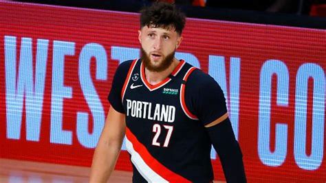 Write informative laconic excerpt under 30 words in mexican spanish for news below. Do not wrap it into quotation marks or html tags. Jusuf Nurkic, jugador de baloncesto bosnio, ha sido intercambiado de los Portland Trail Blazers a los Phoenix Suns en un acuerdo que involucra a Deandre Ayton. Nurkic, quien ha tenido una carrera marcada por lesiones, cerró la temporada pasada como el jugador número 123 en términos de producción fantasy por partido. A pesar de las lesiones, Nurkic todavía puede ser una opción valiosa en las rondas tardías del draft, pero su producción podría disminuir con el regreso de Kevin Durant y la presencia de otros jugadores clave en los Suns.,El traspaso de Jusuf Nurkic a los Phoenix Suns desde los Portland Trail Blazers implica a Deandre Ayton. A pesar de lesiones, sigue siendo relevante en el fantasy basketball.