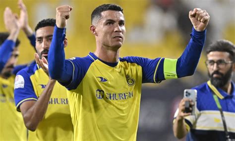 Write informative laconic excerpt under 30 words in mexican spanish for news below. Do not wrap it into quotation marks or html tags. playRonaldo scores brace as Al Nassr return to winning ways (1:26)Cristiano Ronaldo gives Al Nassr a 2-0 win over Damac in the Saudi Pro League. (1:26)Nov 29, 2024, 02:54 PM ETCristiano Ronaldo scored both goals as Al Nassr defeated Damac 2-0 and kept alive their Saudi Pro League title challenge on Friday.The Portuguese star has yet to win a major trophy since arriving in Riyadh in 2022. He struck once in each half to ensure Al Nassr stayed third, five points behind league leaders Al Ittihad. Defending champions Al Hilal are in second place.Just over a third of the season has been played.In the 16th minute, Ronaldo fired home from the penalty spot after Abdelkader Bedrane handled in the area.The defender completed a miserable evening early in the second half when he was red-carded for a dangerous tackle.Cristiano Ronaldo scored both of Al Nassr&apos;s goals in their win over Damac in the Saudi Pro League on Friday. Al Nassr FC/Al Nassr FC via Getty ImagesWith 10 minutes remaining, Ronaldo netted from close range to seal the victory. The strike moved him into second place in the league goal-scoring standings with nine, one above Karim Benzema of Al Ittihad and three behind Al Hilal&apos;s Aleksandar Mitrovic.Elsewhere, Al Qadsia stayed fourth, level on points with Al Nassr, after beating Al Khaleej 1-0. ,Cristiano Ronaldo marca dos goles en la victoria 2-0 de Al Nassr sobre Damac en la Liga Saudí. Mantiene su desafío por el título.