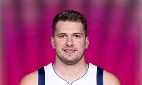 Write informative laconic excerpt under 30 words in mexican spanish for news below. Do not wrap it into quotation marks or html tags. La estrella de baloncesto Luka Doncic ha tenido una destacada carrera en la NBA hasta el momento. En su temporada 2022-23, promedió 32.4 puntos por partido y tuvo un porcentaje de tiro de campo del 49.6%. Doncic ha sido seleccionado en cuatro ocasiones para el All-NBA First Team y ha tenido un impacto importante en el éxito de los Mavericks de Dallas.,Luka Doncic brilla en la NBA con promedio de 32.4 puntos y 49.6% en tiros. Cuatro veces en el All-NBA First Team. Aporte clave en Mavericks.