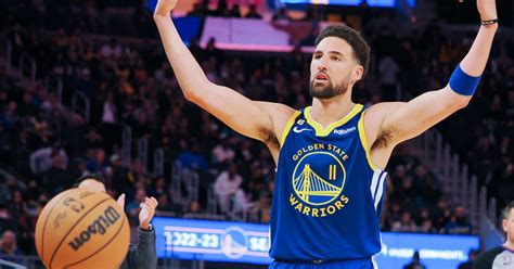 Write informative laconic excerpt under 30 words in mexican spanish for news below. Do not wrap it into quotation marks or html tags. Klay Thompson está listo para regresar a las canchas después de dos años de ausencia debido a lesiones graves en la rodilla y el tendón de Aquiles. Thompson promedió 21.9 puntos, 4.4 triples y 4.1 rebotes en su última temporada antes de las lesiones. Thompson volverá como titular en los Warriors y se espera que tenga un papel importante en el equipo esta temporada. Con la llegada de Chris Paul, Thompson tendrá más oportunidades de anotación y será una amenaza desde el perímetro. Los Warriors buscarán ganar su séptimo título y el primero desde 2022. Thompson podría enfrentar algunas limitaciones, como descansar en partidos consecutivos y un posible ajuste a una nueva posición, pero sigue siendo un jugador confiable en el fantasy basketball. A pesar de las lesiones, Thompson ha demostrado ser un anotador constante y uno de los mejores tiradores de tres puntos en la liga.,El regreso de Klay Thompson a los Warriors promete ser impactante después de dos años de lesiones graves. Con su talento para el tiro de tres puntos, será clave esta temporada.