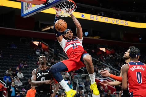 Write informative laconic excerpt under 30 words in mexican spanish for news below. Do not wrap it into quotation marks or html tags. El jugador de baloncesto Daniel Gafford tuvo una temporada sólida con los Washington Wizards, promediando 9.0 puntos, 5.6 rebotes y 1.3 bloqueos por partido. Gafford demostró eficiencia en el campo al tener un porcentaje de tiros de campo del 73.2%, pero aún debe mejorar en los tiros libres con un 67.9% de eficacia. Con la salida de Kristaps Porzingis, Gafford tiene la oportunidad de convertirse en el centro titular de los Wizards esta temporada, con una sólida oportunidad de promediar cerca de 30 minutos por partido.,El jugador de baloncesto Daniel Gafford destaca con los Washington Wizards, promediando 9.0 puntos, 5.6 rebotes y 1.3 bloqueos por partido. Oportunidad de ser titular.