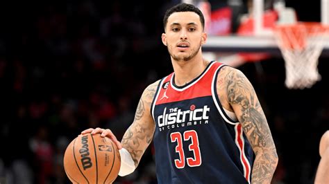 Write informative laconic excerpt under 30 words in mexican spanish for news below. Do not wrap it into quotation marks or html tags. Kyle Kuzma of the Washington Wizards is entering his third season with the team after signing a four-year, $102 million contract in the offseason. He had a career-best season in 2023-24, averaging 21.2 points, 2.5 three-pointers, and 3.7 assists per game.Kuzma's ability to score and contribute offensively makes him one of the better power forwards in the league. He is expected to be a key offensive leader for the Wizards, especially with the departure of Kristaps Porzingis and Bradley Beal.Kuzma struggled to live up to expectations during his time with the Lakers but found success with the Wizards. Despite the presence of other scoring options on the team, Kuzma is expected to be a part of the Wizards' starting lineup and could be a valuable fantasy basketball pick.,Kyle Kuzma, ala-pívot de los Wizards, firma contrato de $102 millones. Líder en puntos, triples y asistencias en su mejor temporada. Promete ser clave tras salidas de Porzingis y Beal.