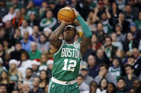 Write informative laconic excerpt under 30 words in mexican spanish for news below. Do not wrap it into quotation marks or html tags. Terry Rozier tuvo una temporada destacada con los Hornets de Charlotte, promediando 21.1 puntos y 5.1 asistencias por juegoRozier se convirtió en el líder ofensivo del equipo en ausencia de LaMelo Ball y Miles Bridges A pesar del récord de 27-55 de los Hornets, Rozier registró varias actuaciones impresionantes y fue clave en la ofensiva del equipo,Terry Rozier brilló en los Hornets de Charlotte con promedio de 21.1 puntos y 5.1 asistencias. Líder ofensivo en ausencia de LaMelo Ball y Miles Bridges.