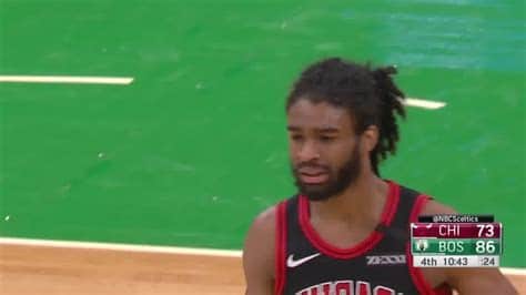 Write informative laconic excerpt under 30 words in mexican spanish for news below. Do not wrap it into quotation marks or html tags. El jugador Coby White de los Bulls de Chicago tuvo una temporada estadística decepcionante, promediando solo 9.7 puntos, 2.9 rebotes, 2.8 asistencias y 1.7 triples por partido. A pesar de su bajo rendimiento, los Bulls le ofrecieron un contrato de tres años a White. Con la lesión de Lonzo Ball, White competirá por minutos en la posición de base con Jevon Carter, Alex Caruso y Ayo Dosunmu. Su impacto en el fantasy basketball será limitado. Fuente: RotoWire,Coby White de los Bulls tuvo una temporada baja, pero obtiene contrato de tres años. Competirá por minutos en base. Su impacto fantasy será limitado.