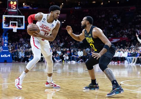 Write informative laconic excerpt under 30 words in mexican spanish for news below. Do not wrap it into quotation marks or html tags. Tobias Harris ha sido constantemente productivo en las últimas temporadas, promediando alrededor de 15 puntos, 6 rebotes y 2 asistencias por juego. Harris ha aumentado su eficiencia en términos de porcentaje de tiros de campo y tiros de tres puntos. Se espera que Harris mantenga un papel importante en la ofensiva de los 76ers, especialmente si James Harden es transferido.,Tobias Harris, clave en la ofensiva de los 76ers con promedios de 15 puntos, 6 rebotes y 2 asistencias. Aumento en eficiencia en tiros de campo y triples.