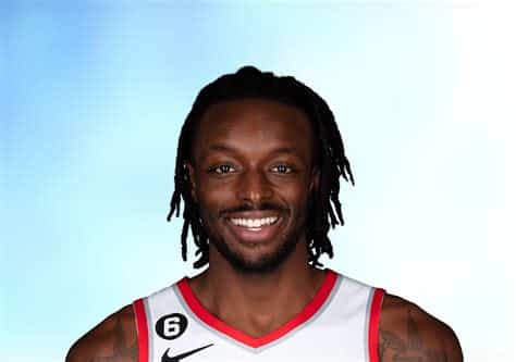 Write informative laconic excerpt under 30 words in mexican spanish for news below. Do not wrap it into quotation marks or html tags. Jerami Grant tendrá un mayor rol ofensivo en los Trail Blazers tras la partida de Damian Lillard Grant promedió 20.5 puntos, 4.5 rebotes y 2.3 triples por partido en su primera temporada en Portland El jugador mexicano podría ser una opción sólida en las rondas intermedias de los formatos de Fantasy,Jerami Grant asume rol ofensivo en Trail Blazers tras salida de Damian Lillard. Promedió 20.5 puntos en su primera temporada. Buena opción en Fantasy.