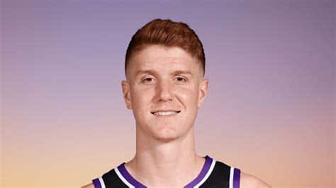 Write informative laconic excerpt under 30 words in mexican spanish for news below. Do not wrap it into quotation marks or html tags. Kevin Huerter fue transferido de Atlanta a Sacramento la temporada pasada, mostrando un buen rendimiento con su nuevo equipo. Huerter promedió 15.2 puntos, 3.3 rebotes, 2.9 asistencias, 1.1 robos y 2.7 triples por juego con los Kings. La falta de profundidad en la posición de alero del equipo y la posibilidad de un aumento de uso en caso de una lesión de De'Aaron Fox hacen que Huerter sea una opción interesante para los fantasy drafts.,Kevin Huerter destaca en Sacramento con promedio de 15.2 puntos y 2.7 triples por juego. Una opción a considerar en fantasy drafts.