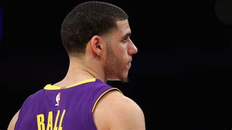 Write informative laconic excerpt under 30 words in mexican spanish for news below. Do not wrap it into quotation marks or html tags. Lonzo Ball underwent surgery for a torn meniscus on Jan. 28 and did not play for the rest of the season. Ball's 2021-2022 season was his best in terms of per-game fantasy value, ranking 25th with averages of 13.0 points, 5.4 rebounds, 5.1 assists, 3.1 threes, and 2.7 combined steals and blocks. Injuries have been a recurring theme in Ball's career, and he underwent another surgery in late September, not expected to return until 2023.,Sufre Lonzo Ball nueva lesión en la rodilla y se pierde toda la temporada; se espera regrese hasta 2023 tras otra cirugía.