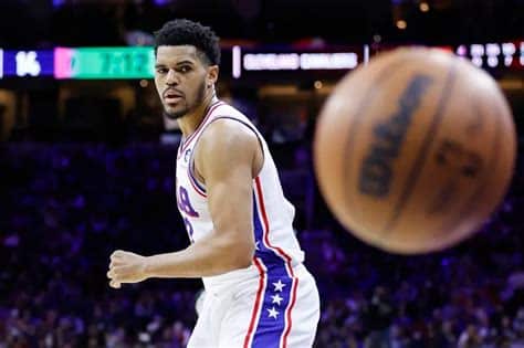 Write informative laconic excerpt under 30 words in mexican spanish for news below. Do not wrap it into quotation marks or html tags. Tobias Harris ha sido un jugador consistente en las últimas temporadas, promediando 14.7 puntos, 5.7 rebotes y 2.5 asistencias en la temporada 2022-23. Fuentes sugieren que su producción podría aumentar si James Harden es traspasado de los 76ers. En la temporada 2021-22, Harris registró su promedio de puntos más bajo desde 2016-17 con 17.2 puntos por partido. Se espera que en la próxima temporada ocupe un rol secundario en la ofensiva de los Sixers detrás de Joel Embiid, James Harden y Tyrese Maxey. En su primer año completo con los 76ers en la temporada 2020-21, Harris promedió 19.5 puntos, 6.8 rebotes, 3.5 asistencias y 1.7 robos-bloqueos en 32.5 minutos por partido. Se espera que mantenga un rol similar en la próxima temporada. Desde su llegada a los 76ers en la temporada 2018-19, Harris se ha establecido como uno de los mejores jugadores no seleccionados para el All-Star en la NBA. En la temporada 2019-20 promedió 19.6 puntos y 6.9 rebotes por partido. Harris tuvo su mejor temporada en la NBA en 2016-17, liderando a los Pistons en anotación con 16.1 puntos por partido. También promedió 5.1 rebotes y 1.7 asistencias. Fuente: Varios informes de temporada y análisis de los jugadores,Tobias Harris, jugador clave de los 76ers, podría aumentar su producción si James Harden es traspasado. Su promedio actual es de 14.7 puntos, 5.7 rebotes y 2.5 asistencias.