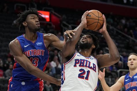 Write informative laconic excerpt under 30 words in mexican spanish for news below. Do not wrap it into quotation marks or html tags. El jugador de la NBA Joel Embiid ha sufrido varias lesiones en el pasado, pero ha logrado mantenerse relativamente saludable en las últimas temporadas. Embiid lideró la liga en puntos por partido en las dos últimas temporadas, promediando 33.1 puntos en la temporada 2022-2023. Embiid es considerado uno de los mejores centros de la liga y un candidato al MVP, pero su rendimiento podría depender de la posible salida de James Harden del equipo.,Joel Embiid, estrella de la NBA, mantiene buen rendimiento pese a lesiones previas. Líder en puntos, posible impacto de salida de Harden.