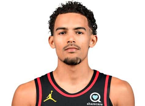 Write informative laconic excerpt under 30 words in mexican spanish for news below. Do not wrap it into quotation marks or html tags. Trae Young, jugador estrella de los Hawks de Atlanta, ha demostrado ser un jugador elite en fantasy, promediando 26.2 puntos y 10.2 asistencias por juego en la temporada pasada. Fuente: RotoWire A pesar de las preocupaciones sobre su eficiencia en el tiro, Young ha sido consistente desde la línea de tiros libres, con un 88.6% de acierto. Fuente: RotoWire Con la llegada de Dejounte Murray al equipo, es posible que Young comparta más el balón y vea una ligera reducción en sus números, pero sigue siendo uno de los bases más productivos de la liga. Fuente: RotoWire,Trae Young, estrella de los Hawks, destacó en fantasy con promedios de 26.2 puntos y 10.2 asistencias. Eficiente en tiros libres. Buen rendimiento esperado con Dejounte Murray. (Fuente: RotoWire)