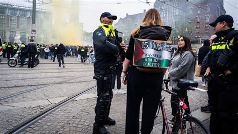 Write informative laconic excerpt under 30 words in mexican spanish for news below. Do not wrap it into quotation marks or html tags. Nov 8, 2024, 12:22 AM ETSupporters of Maccabi Tel-Aviv clashed with apparent pro-Palestinian protesters before and after a Europa League match between their team and Ajax outside the Dutch team&apos;s home stadium in Amsterdam on Thursday night, media and officials said.The clashes reportedly erupted despite a ban on a pro-Palestinian demonstration imposed by Amsterdam Mayor Femke Halsema, who had feared that clashes would break out between protesters and supporters of the Israeli club.Details of the incidents remained unclear, but Israeli media reported that Prime Minister Benjamin Netanyahu called his Dutch counterpart about them.Riots erupted in Amsterdam before and after Thursday&apos;s Ajax vs. Maccabi Tel-Aviv Europa League match. JEROEN JUMELET/EPA-EFE/ShutterstockIsrael&apos;s ambassador to the United Nations, Danny Danon, also condemned the violence in a post on the social media platform X.There were no immediate reports of arrests or injuries from the clashes outside the Johan Cruyff Arena in Amsterdam, the city&apos;s main arena and Ajax&apos;s home stadium.Ajax won the Europa League match 5-0 after leading 3-0 at halftime. ,Enfrentamientos entre seguidores de Maccabi Tel-Aviv y manifestantes pro-palestinos en partido de Europa League en Ámsterdam. No se reportaron detenciones ni heridos.