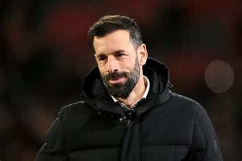 Write informative laconic excerpt under 30 words in mexican spanish for news below. Do not wrap it into quotation marks or html tags. playVan Nistelrooy &apos;happy to help&apos; Amorim at Man United (2:08)Manchester United interim coach Ruud van Nistelrooy says he "welcomes" Rúben Amorim to the club and is "happy to help" any way he can. (2:08)Nov 8, 2024, 03:27 AM ETRuud van Nistelrooy&apos;s future at Manchester United is up in the air ahead of the arrival of Rúben Amorim as manager but goalkeeper André Onana said the players are keen for the Dutch coach to remain with the club.Van Nistelrooy stepped into his role as interim manager following the sacking of Erik ten Hag and is unbeaten in his three games in charge, guiding United to a 2-0 win over PAOK in the Europa League on Thursday -- their first win in Europe in over a year.A former United striker, Van Nistelrooy has said he would like to remain part of the club&apos;s restructured management team after his interim stint ends on Sunday with a Premier League home game against Leicester City.Asked if United&apos;s players wanted the same, Onana told TNT Sports: "100%. He&apos;s a very good guy, a very good coach."He has so much experience and he advises us a lot."It&apos;s fantastic what he&apos;s doing and the players are happy. But at the end of the day, it&apos;s not something we can decide. The club make the decision and we have to accept it."Van Nistelrooy said his sole focus was preparing the team for his last game in charge."I&apos;m only busy with one thing in my mind," he said."I want my last game as an interim, I want to prepare it as good as I can and give the players everything they need to get the best performance out of them ... And other than that, I don&apos;t look too far ahead, to be really honest." ,Van Nistelrooy feliz de ayudar a Amorim en el Manchester United. Futuro incierto mientras André Onana respalda al técnico holandés.