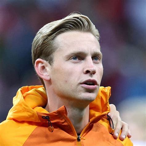 Write informative laconic excerpt under 30 words in mexican spanish for news below. Do not wrap it into quotation marks or html tags. playDe Jong laughs off claims he earns €37 million a year (1:31)Barcelona midfielder Frenkie de Jong laughs off recent reports about his attitude at the club, including that he earns an annual salary of €37 million a year. (1:31)Nov 8, 2024, 07:50 AM ETMidfielder Frenkie de Jong is back in the Netherlands squad and in line to play his first international in 14 months after being selected on Friday for this month&apos;s Nations League matches against Hungary and Bosnia-Herzegovina.De Jong, who has struggled with an ankle injury, last competed for the Dutch in a European Championship qualifier against Ireland in Dublin in September last year.The Barcelona midfielder was included in the Netherlands squad for the Euros in Germany, but had to pull out due to persistent injury and was a big loss for the side.There is no return for striker Memphis Depay, who has scored twice in the last two months for his new Brazilian team Corinthians. The 30-year-old last played at Euro 2024.Manchester City defender Nathan Aké has also not been included despite his return to fitness last month.Ajax right back Devyne Rensch and PSV Eindhoven winger Noa Lang return to the squad for the matches against Hungary in Amsterdam on Nov. 16 and then away in Bosnia-Herzegovina three days later.Frenkie De Jong is back in the Netherlands squad for Nations League. Sam Barnes/Sportsfile via Getty ImagesRensch won his only cap in 2021 and this is the first time he has been selected by coach Ronald Koeman. Lang is rewarded for some good form with PSV and is back after more than a year without being picked.Netherlands are second in Group A3, five points behind leaders Germany and ahead of Hungary in third on goal difference.They need to at least remain in second spot to earn a place in the quarter-finals next March.Netherlands squad:Goalkeepers: Mark Flekken (Brentford), Nick Olij (Sparta Rotterdam), Bart Verbruggen (Brighton & Hove Albion)Defenders: Matthijs de Ligt (Manchester United), Stefan de Vrij, Denzel Dumfries (both Inter Milan), Jorrel Hato, Devyne Rensch (both Ajax Amsterdam), Jurriën Timber (Arsenal), Virgil van Dijk (Liverpool), Jan Paul van Hecke (Brighton & Hove Albion)Midfielders: Frenkie de Jong (Barcelona), Jeremie Frimpong (Bayer Leverkusen), Ryan Gravenberch (Liverpool), Teun Koopmeiners (Juventus), Tijjani Reijnders (AC Milan), Quinten Timber (Feyenoord), Mats Wieffer (Brighton & Hove Albion)Forwards: Brian Brobbey (Ajax Amsterdam), Cody Gakpo (Liverpool), Justin Kluivert (Bournemouth), Noa Lang (PSV Eindhoven), Donyell Malen (Borussia Dortmund), Wout Weghorst (Ajax Amsterdam), Joshua Zirkzee (Manchester United). ,Frenkie de Jong regresa a la selección holandesa después de 14 meses para los partidos de la Nations League contra Hungría y Bosnia-Herzegovina.