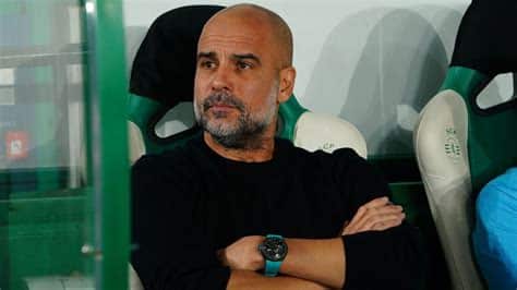 Write informative laconic excerpt under 30 words in mexican spanish for news below. Do not wrap it into quotation marks or html tags. playGuardiola: We know why Man City are struggling (0:50)Pep Guardiola looks back on three consecutive defeats for Manchester City. (0:50)MANCHESTER, England -- Pep Guardiola and Lee Carsley are on a collision course over Jack Grealish after the Manchester City boss revealed his England counterpart did not contact him before calling up the injured star.Grealish hasn&apos;t featured for City since the 2-1 win over Wolves on Oct. 20, but was included in the England squad for games against Greece and Republic of Ireland when it was announced on Thursday.The decision has perplexed Guardiola, who insisted Grealish is not available for City&apos;s Premier League fixture against Brighton on Saturday.Asked whether he spoke to Carsley before the England squad was released, Guardiola said: "No.""I&apos;m not the guy to say you cannot go," he later added. "But for my team tomorrow [Saturday] he&apos;s not fit, he cannot play. The people from England believe he can help. So go."Carsley said on Thursday that Grealish has been training with City "for the last couple of days," something that Guardiola disputed."He was in the gym for a few minutes, yes, the last two days," Guardiola said.Pep Guardiola appeared frustrated at the inclusion of Jack Grealish in the England squad. Gualter Fatia/Getty Images"It&apos;s a question for the manager from the UK. I&apos;m not involved. They can select who they want. All I&apos;d say is the day after Wolves, he was injured. Then 17 days out and today [Friday] was the first training with the team."Guardiola also revealed he has spoken to Grealish since his call-up and that the midfielder intends to join up with the squad next week."He said he wants to go to the national team," Guardiola said.City head to Brighton looking to break a three-game losing streak. They haven&apos;t lost four games in a row in all competitions since 2006, while Guardiola has never lost four in a row during his managerial career."We know the reason why we struggle," Guardiola said."We are looking forward to the game and then the international break. After that, a few [injured] players come back better." ,Guardiola y Carsley enfrentados por convocatoria de Grealish a selección inglesa sin consultarlo con el técnico del City. Guardiola afirma que el jugador no está disponible.