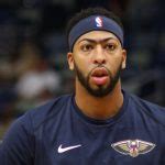 Write informative laconic excerpt under 30 words in mexican spanish for news below. Do not wrap it into quotation marks or html tags. Anthony Davis continúa lidiando con problemas de lesiones que afectan su valor en fantasía. A pesar de esto, tuvo una excelente temporada en 2022-23 a pesar de jugar solo 56 partidos. Terminó en el puesto 22 en valor total en ocho categorías y tuvo altos porcentajes de tiros de campo y rebotes por juego. Su papel en los Lakers no está en peligro y sigue siendo la segunda opción detrás de LeBron James. A pesar de las lesiones, Davis es un talento de fantasía de primera ronda. La temporada pasada solo jugó en 40 de los 82 partidos de los Lakers y sus números ofensivos estuvieron en línea con su promedio de carrera. Sin embargo, su porcentaje de tiros libres y triples ha disminuido en los últimos años. A pesar de esto, sigue siendo uno de los jugadores más talentosos y su contribución defensiva es inigualable. Las lesiones han sido un problema para Davis en las últimas temporadas, pero se espera que esté saludable este año. A pesar de los riesgos, Davis sigue siendo una selección de primera ronda en fantasía debido a su producción ofensiva y números defensivos. Su combinación de talento y habilidades lo convierte en un activo valioso para cualquier equipo de fantasía.,Anthony Davis, jugador de los Lakers, enfrenta problemas de lesiones en fantasía, pero su valor es alto. Su rendimiento en 2022-23 fue destacado a pesar de jugar pocos partidos.