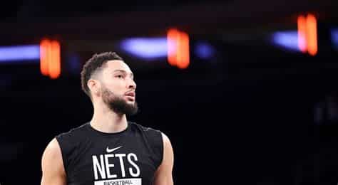 Write informative laconic excerpt under 30 words in mexican spanish for news below. Do not wrap it into quotation marks or html tags. El jugador de baloncesto Ben Simmons ha sufrido una caída significativa en el rendimiento desde sus primeras tres temporadas en la NBA, en las que promedió 16.4 puntos, 8.2 rebotes y 8.0 asistencias. En los últimos tres años, solo ha jugado 100 partidos y ha promediado solo 10.6 puntos, 6.8 rebotes y 6.5 asistencias. Simmons ha sido criticado por su falta de confianza para lanzar al aro y su bajo porcentaje de tiros libres. Su lesiones en la rodilla y la espalda también han afectado su rendimiento. A pesar de esto, el jugador de 26 años todavía tiene un gran potencial en el equipo de los Brooklyn Nets, donde tendrá oportunidades de ser un base y distribuidor de balón. Actualmente, Simmons está recuperándose de una cirugía en la espalda y se espera que esté listo para el inicio de la temporada. Sin embargo, su papel en los Nets y su rendimiento en la próxima temporada son inciertos debido a su falta de confianza en el tiro y su adaptación a un nuevo equipo. Sin embargo, su habilidad para llenar la hoja de estadísticas y su potencial para hacer triples-dobles lo convierten en una apuesta interesante para los fanáticos del Fantasy.,Ben Simmons, jugador de los Brooklyn Nets, enfrenta desafíos en su rendimiento en la NBA debido a lesiones y críticas por su tiro. Su futuro en el equipo es incierto.