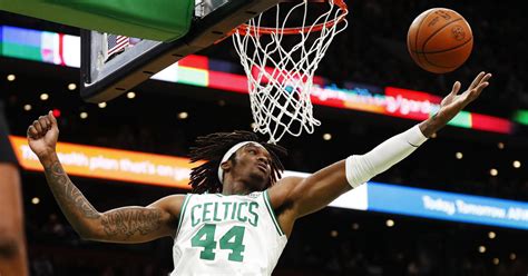 Write informative laconic excerpt under 30 words in mexican spanish for news below. Do not wrap it into quotation marks or html tags. Robert Williams, conocido como "Time Lord", fue traspasado de los Celtics de Boston a los Trail Blazers de Portland en un intercambio que involucró a varios jugadores. Williams ha sido afectado por lesiones a lo largo de su carrera en la NBA, habiendo jugado sólo 35 partidos en la temporada 2022-23 debido a una cirugía de rodilla y una lesión en el tendón de la corva. El traspaso de Williams a los Trail Blazers se produjo porque los Celtics necesitaban agregar al pívot Kristaps Porzingis a su equipo, lo que hizo que Williams se volviera prescindible en Boston.,Robert Williams "Time Lord" traspasado de Celtics a Trail Blazers por jugadores. Lesiones lo limitaron en temporada 2022-23. Celtics necesitaban espacio para Porzingis.