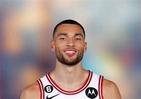 Write informative laconic excerpt under 30 words in mexican spanish for news below. Do not wrap it into quotation marks or html tags. Zach LaVine, jugador de los Bulls de la NBA, completó su quinta temporada consecutiva con más de 20 puntos en al menos un 45 por ciento de tiros de campo, también se destacó como una de las amenazas de tres puntos más constantes de la liga. A pesar de las lesiones en su equipo, LaVine demostró ser un jugador versátil al contribuir en rebotes y asistencias en cada una de las últimas cinco temporadas. LaVine, quien cumplirá 28 años en su décima temporada en la NBA, formará parte del núcleo de jugadores de los Bulls junto a DeMar DeRozan y Nikola Vucevic, y se espera que siga mostrando un alto nivel de juego.,Zach LaVine de los Bulls destaca en la NBA con su habilidad en triples y constancia en anotación, rebotes y asistencias.