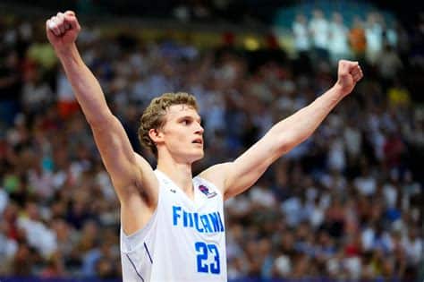 Write informative laconic excerpt under 30 words in mexican spanish for news below. Do not wrap it into quotation marks or html tags. Lauri Markkanen fue el Jugador Más Mejorado de la temporada 2022-23 en la NBA, promediando 25.6 puntos, 8.6 rebotes y 3.0 triples por partido con los Jazz de Utah. Markkanen tuvo un inicio de temporada impresionante como la opción ofensiva principal de los Jazz, llevándolos a sorprender a muchos y a competir por un lugar en los playoffs. Con la incorporación de talento como John Collins y el surgimiento de Walker Kessler, Markkanen podría enfrentar desafíos para repetir su rendimiento de la temporada pasada.,Lauri Markkanen, Jugador Más Mejorado NBA 2022-23, destacó con Utah promediando 25.6 puntos, 8.6 rebotes y 3.0 triples. Desafíos tras cambios en el equipo.