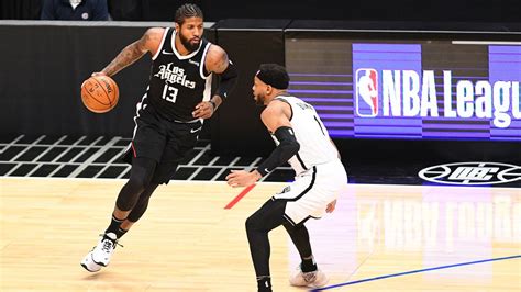 Write informative laconic excerpt under 30 words in mexican spanish for news below. Do not wrap it into quotation marks or html tags. - Paul George se espera que esté listo para el inicio de la próxima temporada de la NBA después de una lesión en la rodilla derecha que lo dejó fuera de los playoffs. - George ha tenido problemas para mantenerse en la cancha desde que se unió a los Clippers en 2019 y jugó solo 56 partidos la temporada pasada debido a la lesión en la rodilla. - A pesar de las lesiones, George ha logrado números excelentes tanto en ataque como en defensa, promediando 23.8 puntos, 6.1 rebotes, 5.1 asistencias, 2.8 triples y 1.5 robos por partido la temporada pasada.,Paul George se espera listo para la próxima temporada de la NBA tras lesión en la rodilla. A pesar de contratiempos, mantiene sólido desempeño en ambos lados del campo.