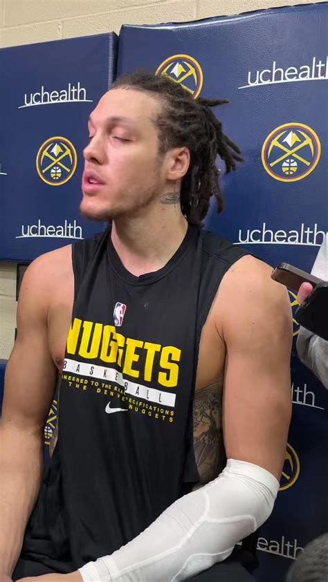 Write informative laconic excerpt under 30 words in mexican spanish for news below. Do not wrap it into quotation marks or html tags. Aaron Gordon ha tenido una temporada exitosa con los Nuggets, promediando 16.3 puntos, 6.6 rebotes, 3.0 asistencias y un robo, bloqueo y triple por partido. Su tiro libre sigue siendo un problema, pero sus números son impresionantes. Gordon ha tenido un año eficiente, con mejores porcentajes de tiro de campo (56.4%) y menos minutos de tiro libre (60.8%). Su papel en el equipo ha sido clave, pero su uso ha disminuido con la vuelta de Michael Porter Jr. A pesar de su falta de tiro libre, Gordon sigue siendo una opción atractiva en fantasy basketball. Su consistencia y versatilidad lo convierten en una buena opción para las ligas más profundas.,Aaron Gordon destaca con los Nuggets, mostrando promedio destacado en puntos, rebotes, asistencias y estadísticas defensivas. Aunque con problemas en tiros libres, sigue siendo una opción sólida en fantasy basketball.